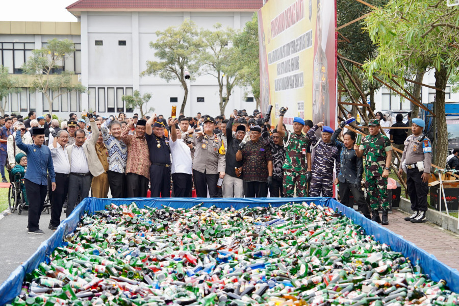Puluhan Ribu Botol Miras Dimusnahkan Polda Riau