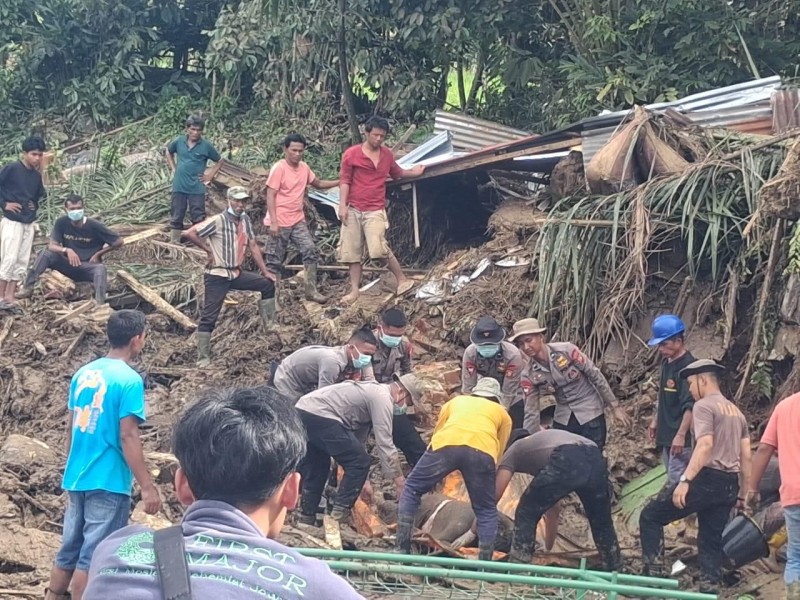 Jasad Ibu-Anak Korban Banjir Ditemukan Dikampung Kunyik, Kecamatan Palembayan - Sumbar.