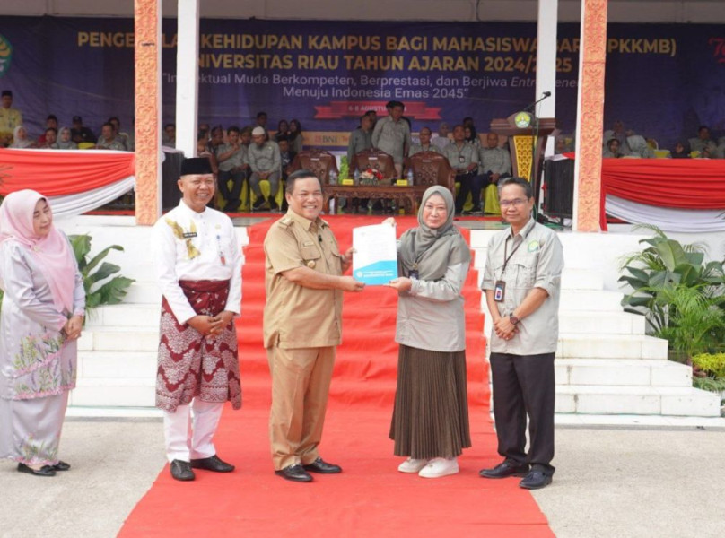 Pj Gubri Serahkan Aset Hibah ke Universitas Riau
