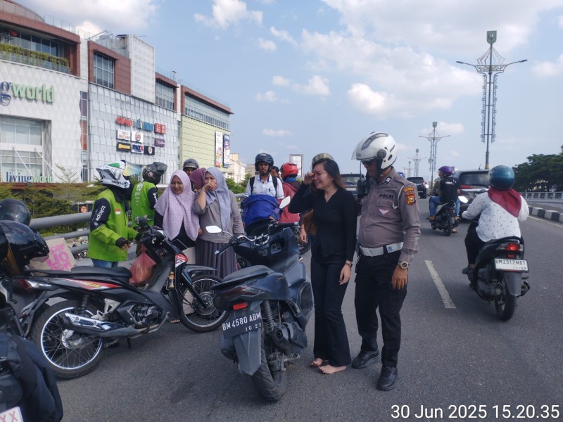 Personel Sat Lantas Pekanbaru Gagalkan Percobaan Bunuh Diri Wanita Cantik di Fly Over Mall SKA Pekanbaru.