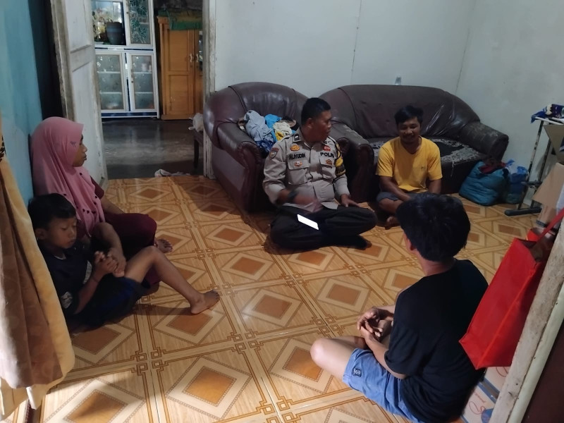 Bhabinkamtibmas Kampung Buana Makmur Sambangi Warga, Sampaikan Pesan Kamtibmas Pasca Pilkada Kabupaten Siak
