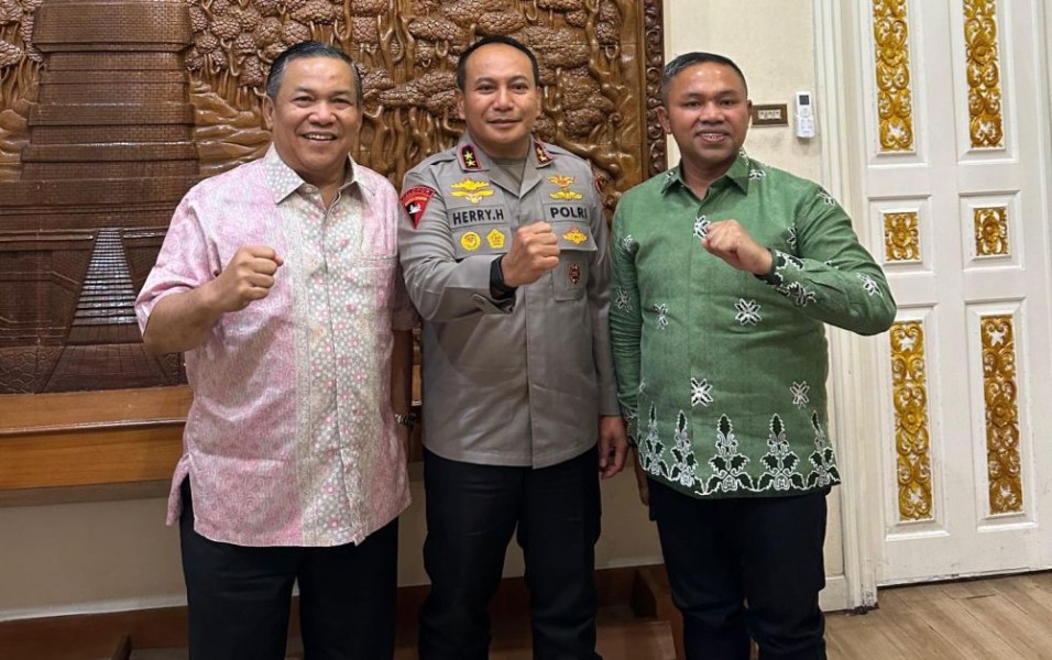 Irjen Herimen Bersama Gubernur Riau dan Wagub Kompak Salam Komando