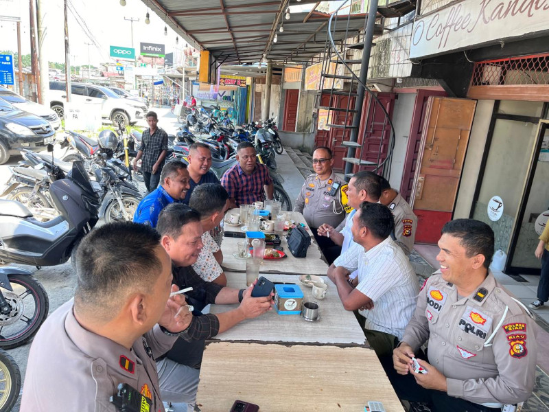 Cooling System Satlantas Polres Siak Sambangi Kandis Coffe, Ingatkan Warga Tetap Jaga Kondusifitas Jelang Pilkada