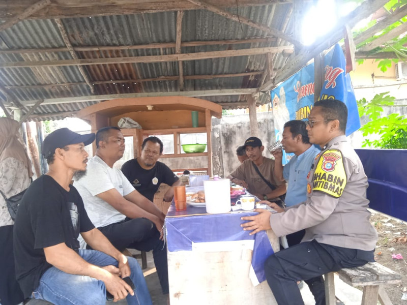 Bhabinkamtibmas Polsek Tenayan Raya Galakkan Program Cooling System Demi Pilkada 2024 yang Aman dan Kondusif