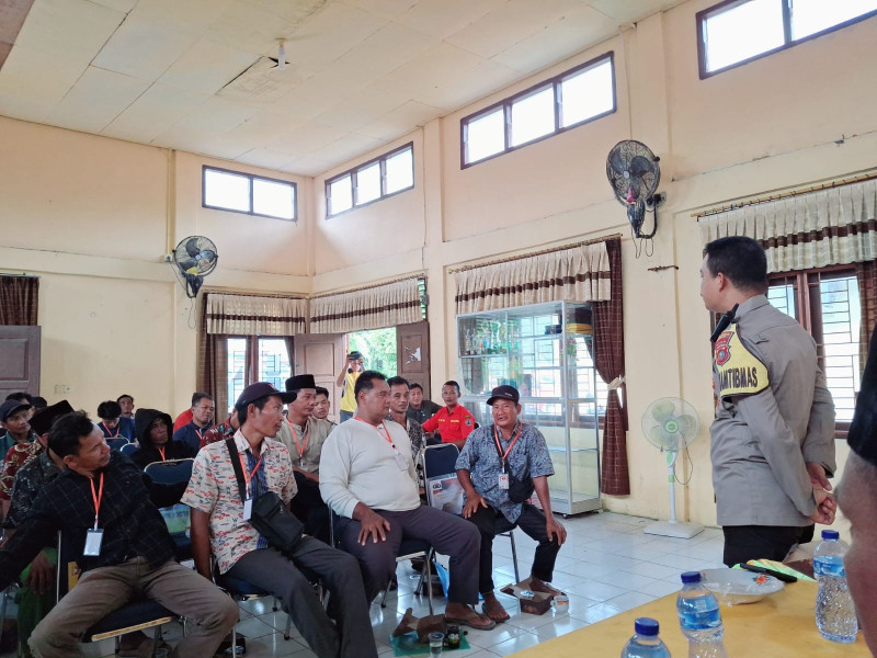 Cooling System Pilkada Damai, Bhabinkamtibmas Kampung Merempan Ajak Warga Tidak Golput