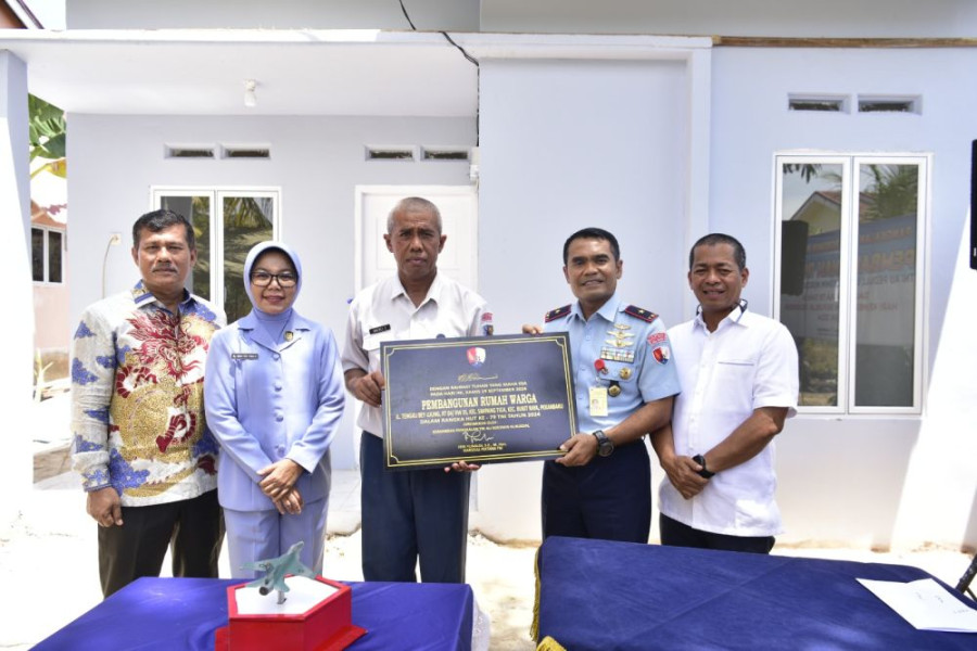 Danlanud Rsn Serahkan Bantuan Pembangunan Rumah untuk Honorer RSAU