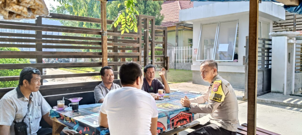 Bhabinkamtibmas Berikan Penguatan dan Pesan Menyejukkan untuk Keluarga Pasien di RSUD Arifin Achmad