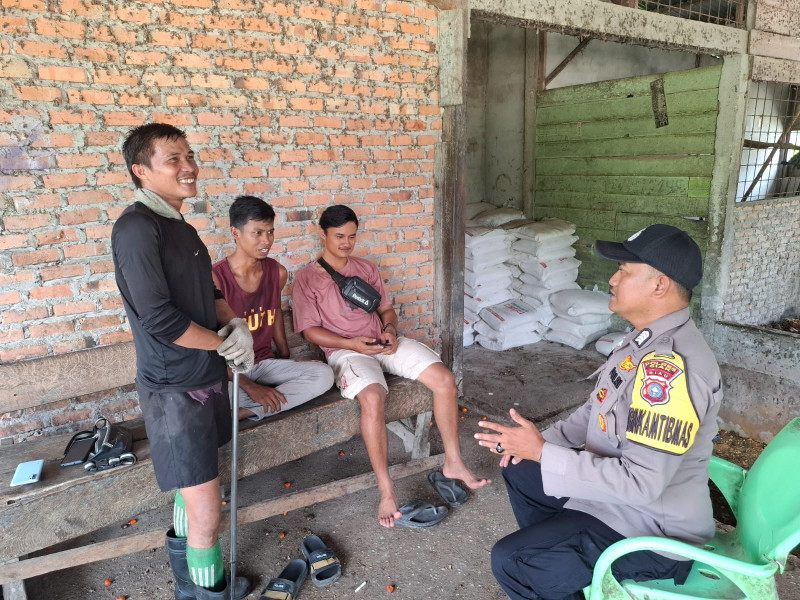 Bhabinkamtibmas Kampung Buantan Besar Imbau Warga Jaga Keamanan Selama Masa Tenang Pilkada Serentak