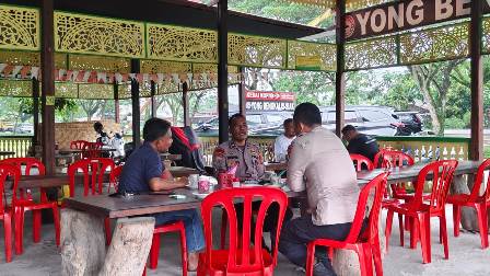 Bhabinkamtibmas Sungai Mempura Aktif Lakukan Cooling System untuk Pilkada Damai
