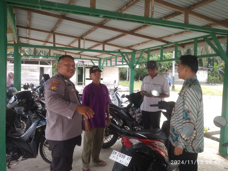 Menuju Hari Pencoblosan, Bhabinkamtibmas Polsek Siak Guyur Himbauan Kamtibmas dalam Rangka Cooling System Pilkada Serentak 2024