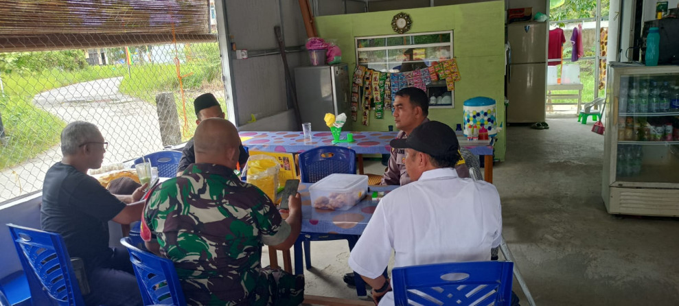 Sambangi Warga, Bhabinkamtibmas Ngopi Bareng Saat Cooling System