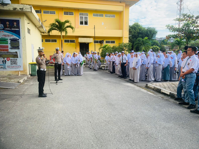 Satlantas Polresta Pekanbaru Gelar Sosialisasi Pilkada Damai 2024 di SMA N 18 Pekanbaru