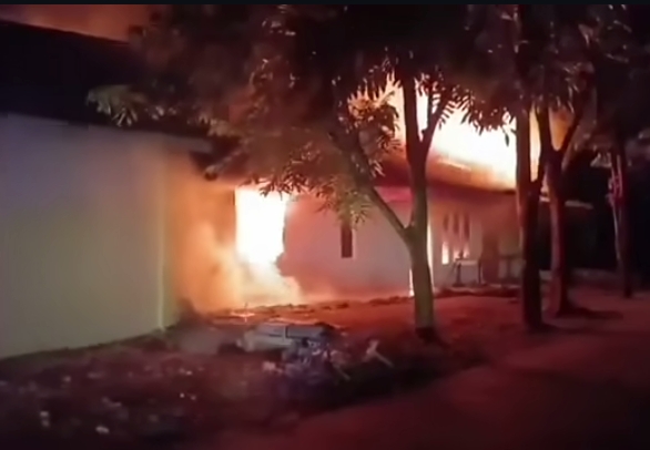 Rumah Dua Lantai di Marpoyan Damai Terbakar, Seluruh Bangunan Hangus