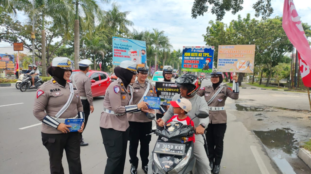 Tim Cooling System Ditlantas Polda Riau Edukasi Pengendara dan Masyarakat di Kawasan Purna MTQ Sudirman