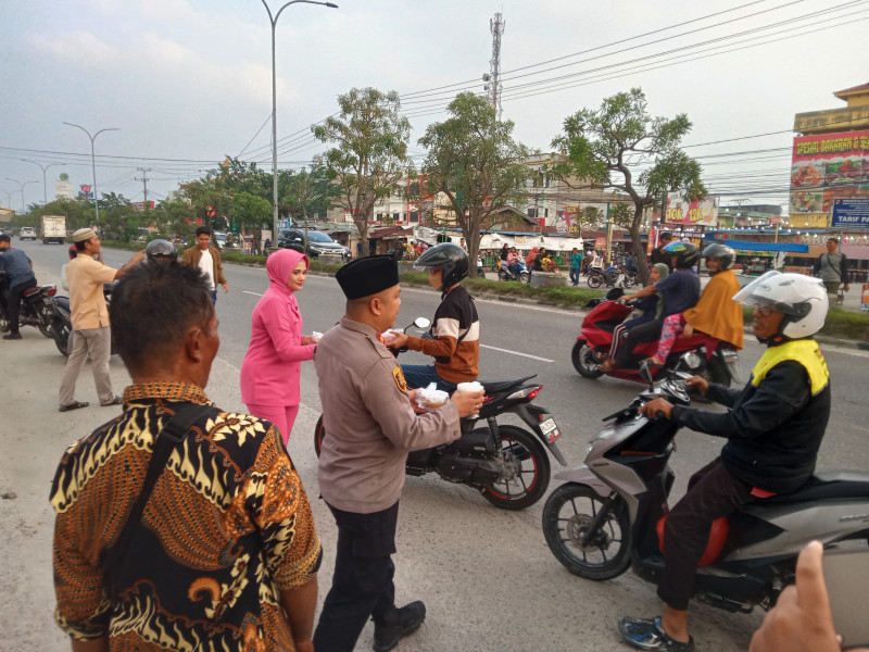 Bhayangkari Polsek Tampan Bagikan Takjil ke Pengguna Jalan