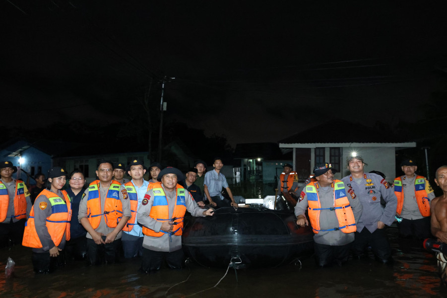 Wakapolda Riau Terjun Langsung ke Lokasi Banjir, Pastikan Warga Terdampak Banjir Tertangani dengan Baik