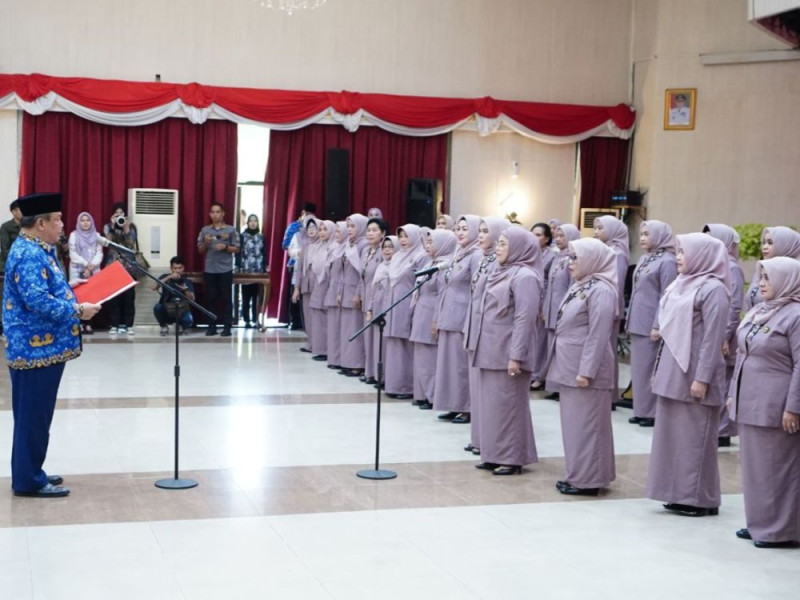 Pj Gubernur Riau Resmi Kukuhkan Pengurus BKOW Provinsi Riau Periode 2024-2029