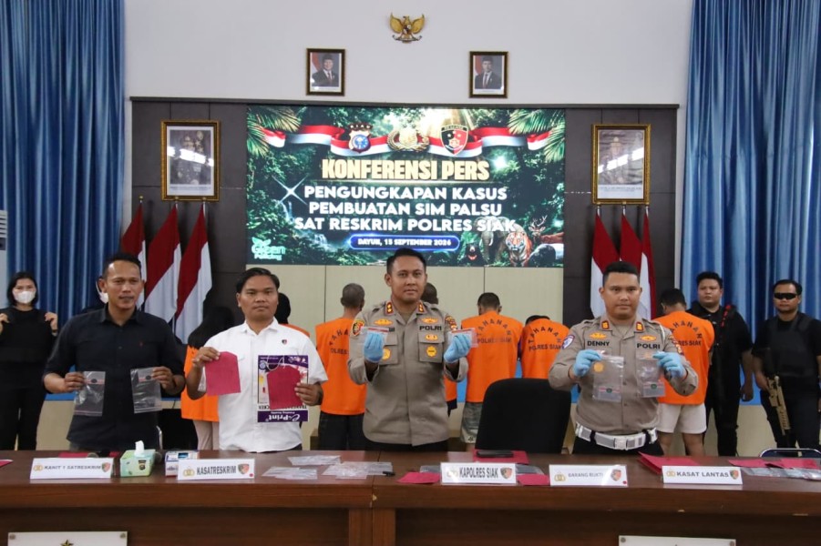 Sindikat SIM Palsu Lintas Siak-Pekanbaru Dibongkar, 8 Tersangka Ditangkap