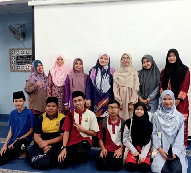 Mahasiswi Fadiksi Unilak Jadi Narasumber Public Speaking in English di Sekolah Agama Menengah Kebangsaan di Malaysia