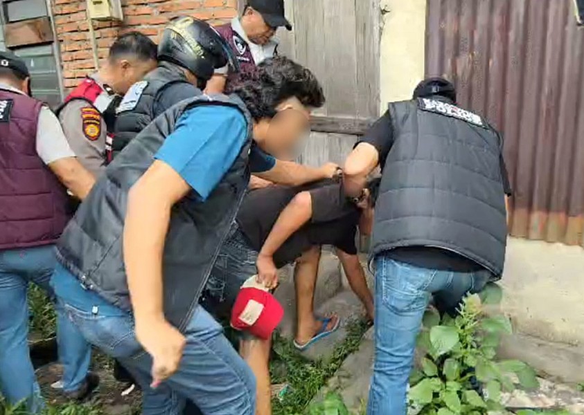 18 Paket Sabu Dibuang ke Samping Rumah, Polisi Amankan 4 Pria di Kampung Panger