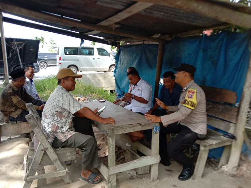 Giat Bhabinkamtibmas Kampung Merempan Hilir  Sambangi Warga Sampaikan Pesan Kamtibmas Pasca Pilkada di Siak