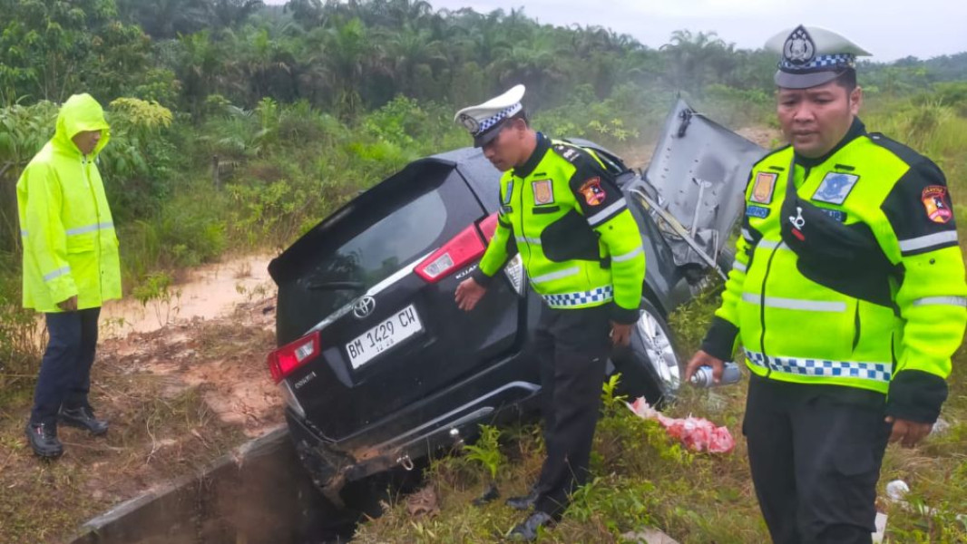 Kecelakaan Tunggal di Jalan Tol Pekanbaru-Dumai, Toyota Inova Hilang Kendali