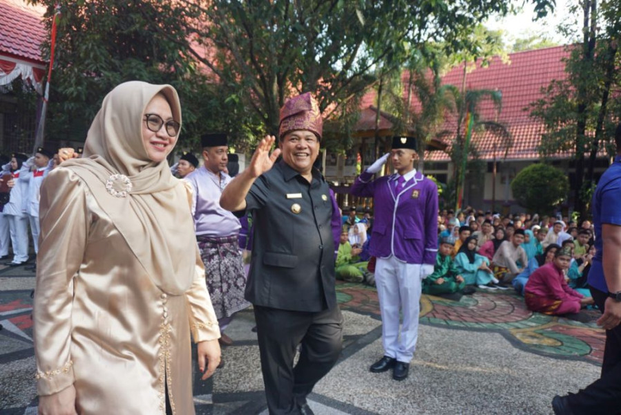 Pj Gubri SF Hariyanto Hadir di SMA 1 Pekanbaru, Disambut Ribuan Siswa