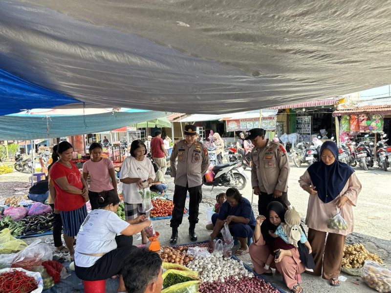 Lakukan Patroli Rutin, Polsek Minas Tingkatkan Keamanan di Pasar Minas Serta Ajak Masyarakat Jaga Kamtibmas Jelang Pilkada