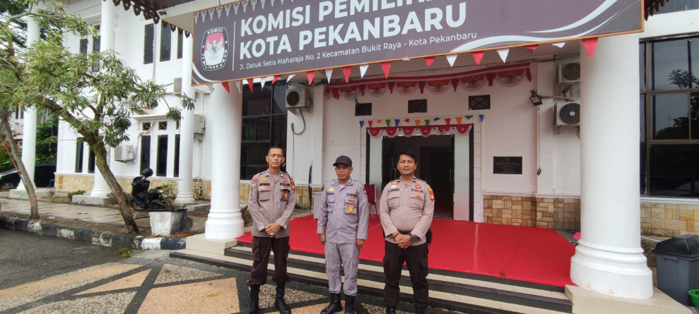 Polresta Pekanbaru Laksanakan Pengamanan Kantor KPU Kota Pekanbaru untuk Operasi Mantap Praja Lancang Kuning 2024
