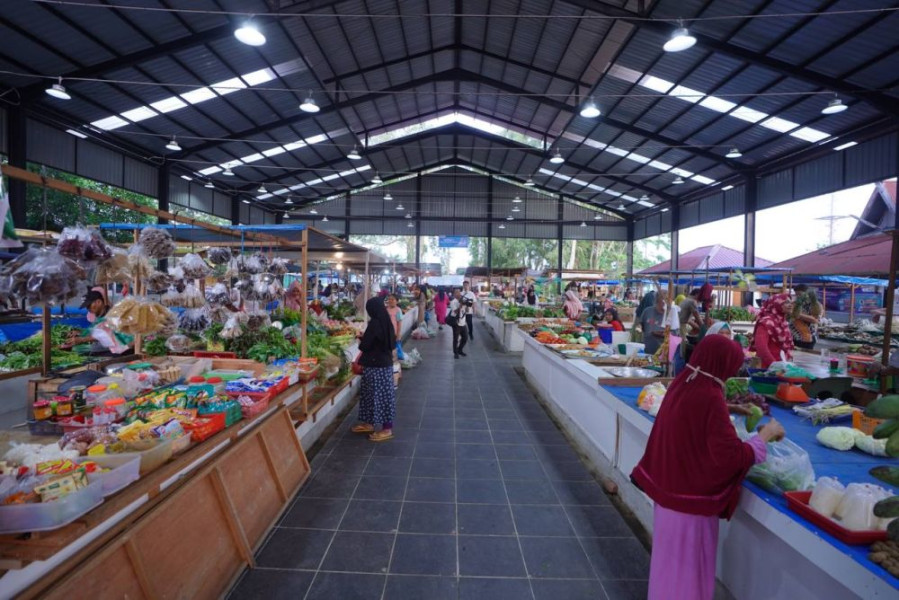 Penjual Ikan Asin Lakukan Ini Usai Peresmian Pasar Rakyat Palapa Pekanbaru