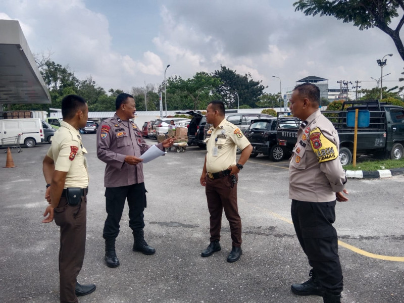 Cooling System Bhabinkamtibmas Polsek Binawidya Ajak Karyawan Sukseskan Pilkada 2024