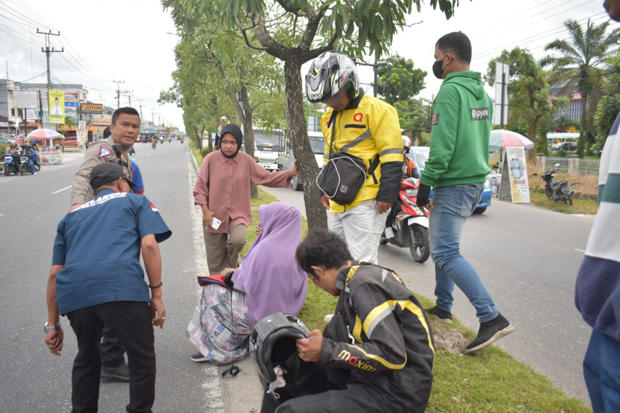 Kompol Alvin Bantu Pengendara Motor Lakalantas