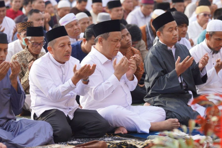 Pj Gubernur Riau Salat Iduladha di Halaman Kantor Gubernur