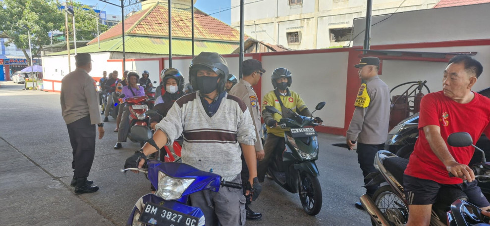 Personel Satgas Preemtif Subsatgas Binmas Polda Riau Gelar Cooling System di Beberapa Lokasi Sasar Masyarakat Pekanbaru