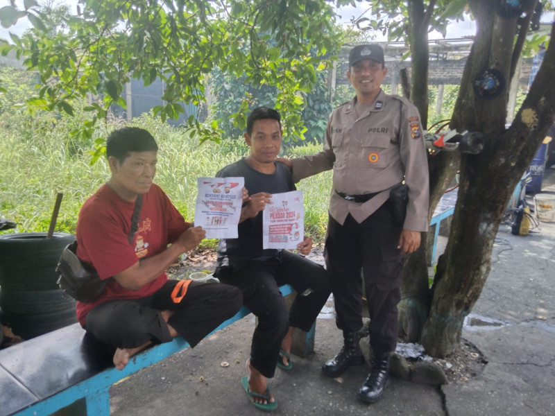 Bhabinkamtibmas Sebar Brosur dan Terapkan Cooling System untuk Pilkada Damai