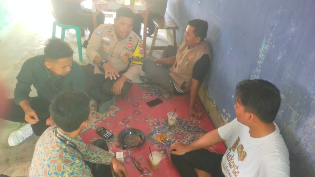 Laksanakan Cooling System Bersama Tokoh Pemuda, Bhabinkamtibmas Bertekat Ciptakan Pilkada Damai 2024