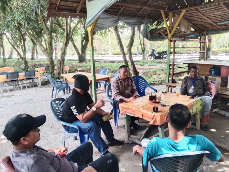 Bhabinkamtibmas Kampung Rawang Air Putih Sambangi Warga Ajak Jaga Silaturahmi Pasca Pilkada Siak