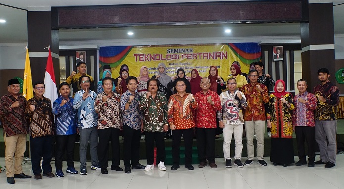 Rektor Unilak Prof Junaidi Mengukuhkan Ketua IKA Doktor Imran Al Ucok