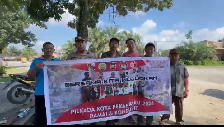 Jaga Kondusivitas , Kanit Binmas dan Bhabinkamtibmas Polsek Rumbai Sambangi Warga RW 06 Muara Fajar Timur