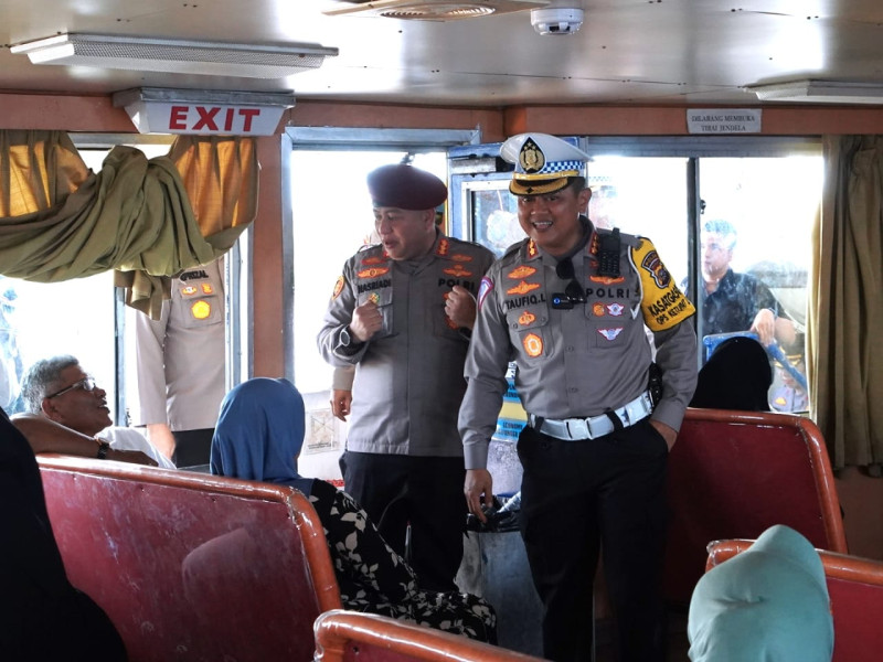 Polisi di Riau Sapa Pemudik saat Arus Balik 2024