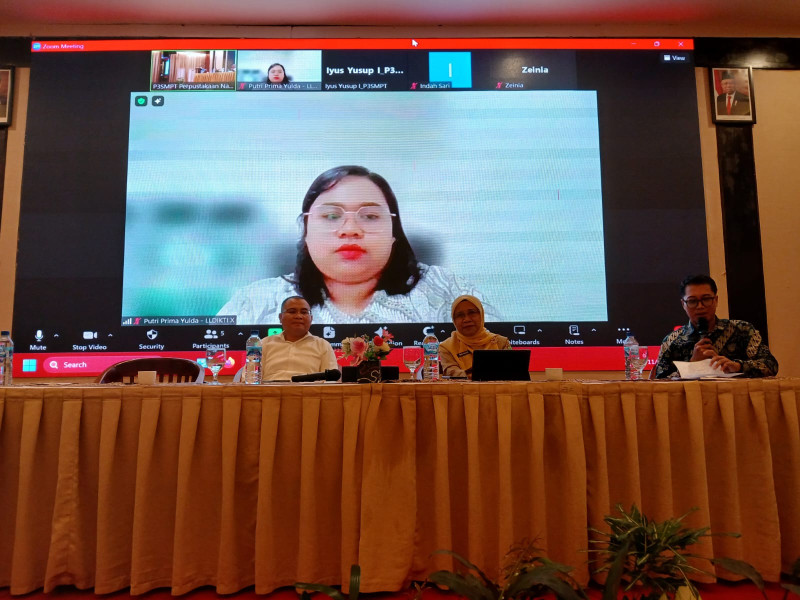 Rektor Unilak dan Kadispersip Riau Narasumber Bimtek Peningkatan Akreditasi Perpustakaan Perguruan Tinggi Riau