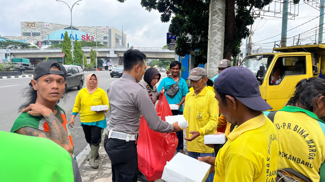 Giat Cooling System Ditlantas Polda Riau Sasar Masyarakat Sembari Bagikan 200 Nasi Kotak