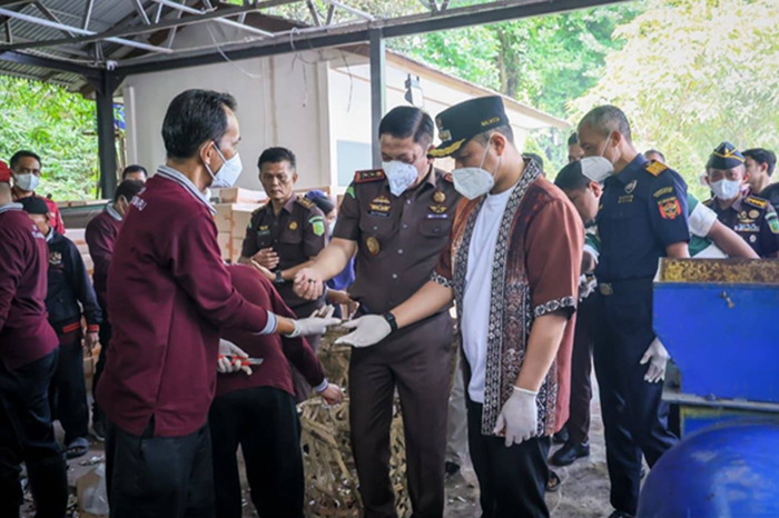 Rokok Ilegal Rampasan Negara Diolah Jadi Kompos, Kajati Riau Apresiasi Inovasi Pemko Pekanbaru