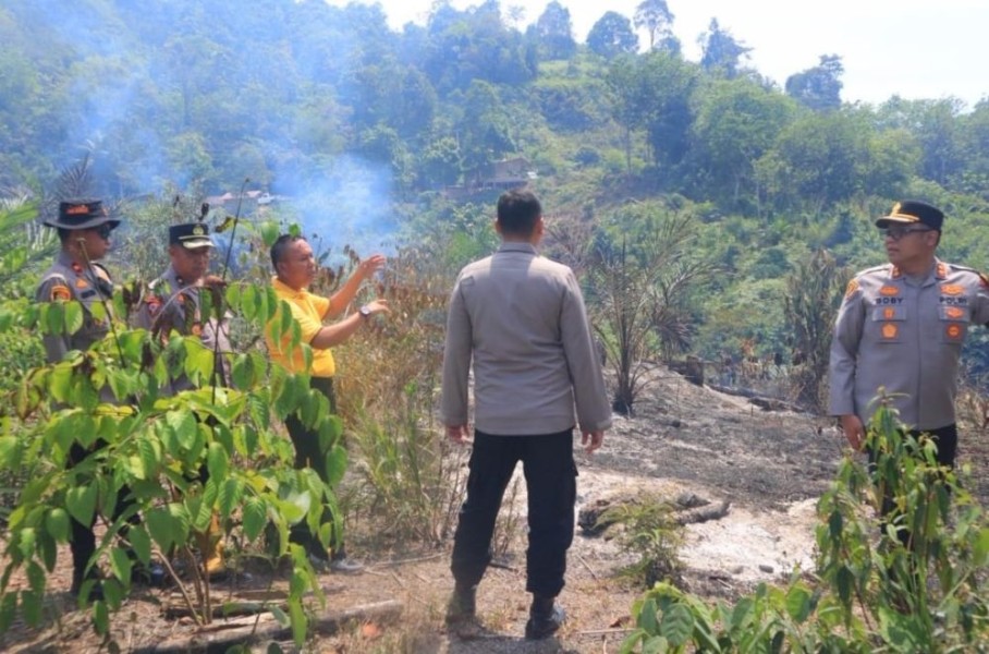 Kapolres Kampar Turun Tangan Padamkan Karhutla di Perbatasan Riau-Sumbar