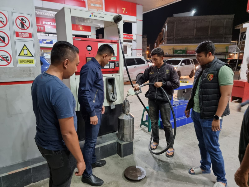 Malam Hari Polresta Pekanbaru Sidak SPBU, Beri Rasa Aman Bagi Pemudik