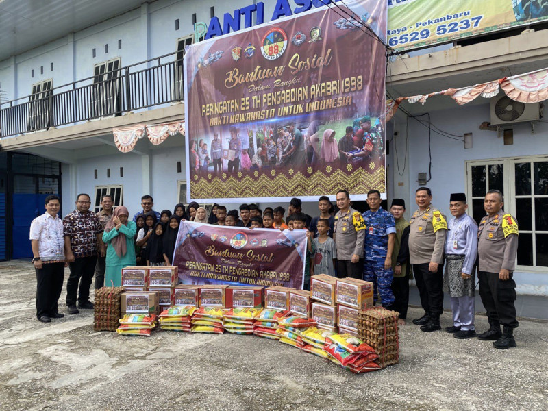 Peringati 25 Tahun Pengabdian, Alumni Akabri 98  Bagi Sembako di Panti Asuhan Al Ilham