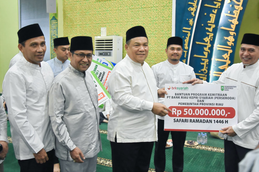 BRK Syariah Serahkan Bantuan CSR untuk Masjid Nurul Ibadah dalam Safari Ramadan Pemprov Riau