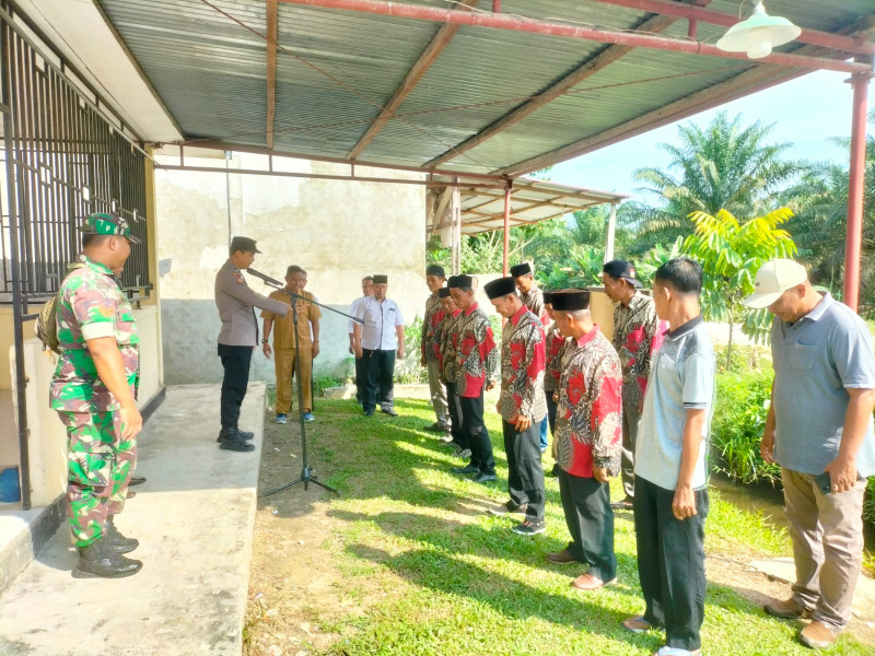 Bersama  Tiga Pilar di Kampung Merempan Hulu, Bhabinkamtibmas dan Perangkat Kampung Gencar Ajak Masyarakat Sukseskan Pilkada Serentak 2024