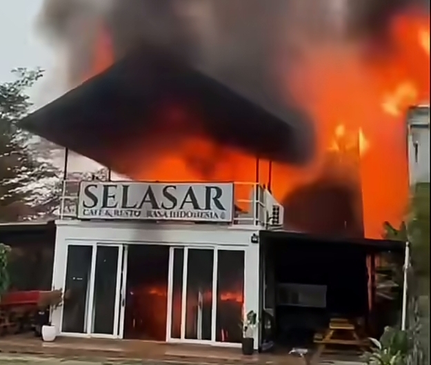 Kafe Dua Lantai di Jalan Kartama Pekanbaru Terbakar, Enam Mobil Damkar Dikerahkan