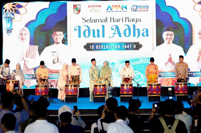 Wako Pekanbaru Hadiri Rangkaian Iduladha, Serahkan Sapi Kurban Presiden hingga Berangkatkan Dua Warga Umrah